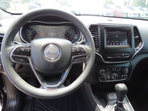 Used 2021 Jeep Cherokee Latitude FWD image 14