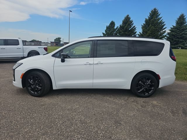 New 2027 Chrysler Pacifica Limited AWD/4WD image 2