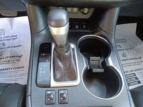 Used 2019 Toyota Highlander XLE AWD/4WD image 24