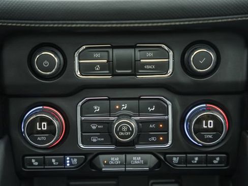 Used 2024 Chevrolet Tahoe Premier AWD/4WD image 25