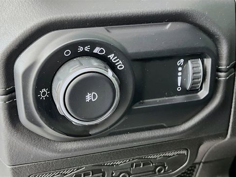 Used 2025 Jeep Wrangler Unlimited Sahara AWD/4WD image 13