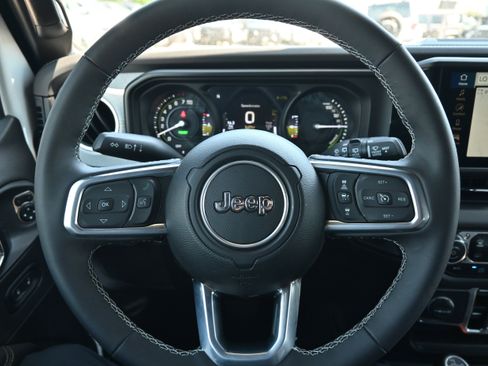 Used 2025 Jeep Wrangler Unlimited Sahara w/ Safety Group AWD/4WD image 17