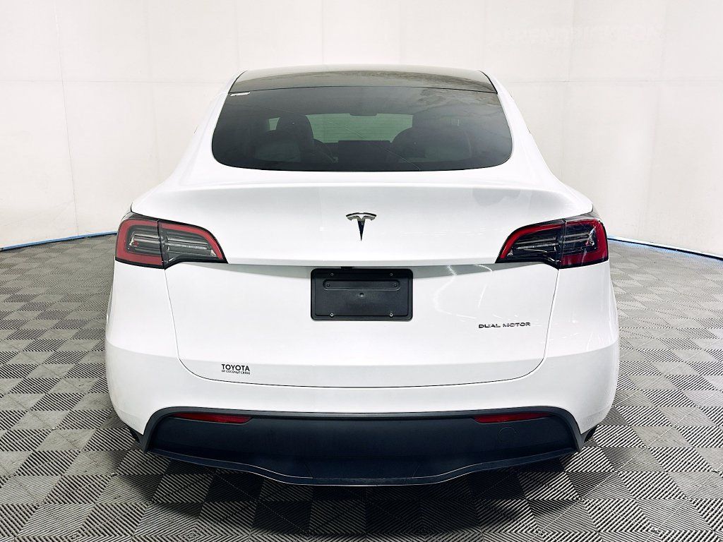 Used 2024 Tesla Model Y Long Range AWD/4WD image 3