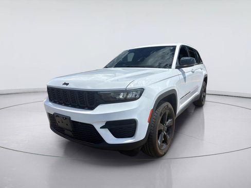 Used 2023 Jeep Grand Cherokee Altitude RWD image 5