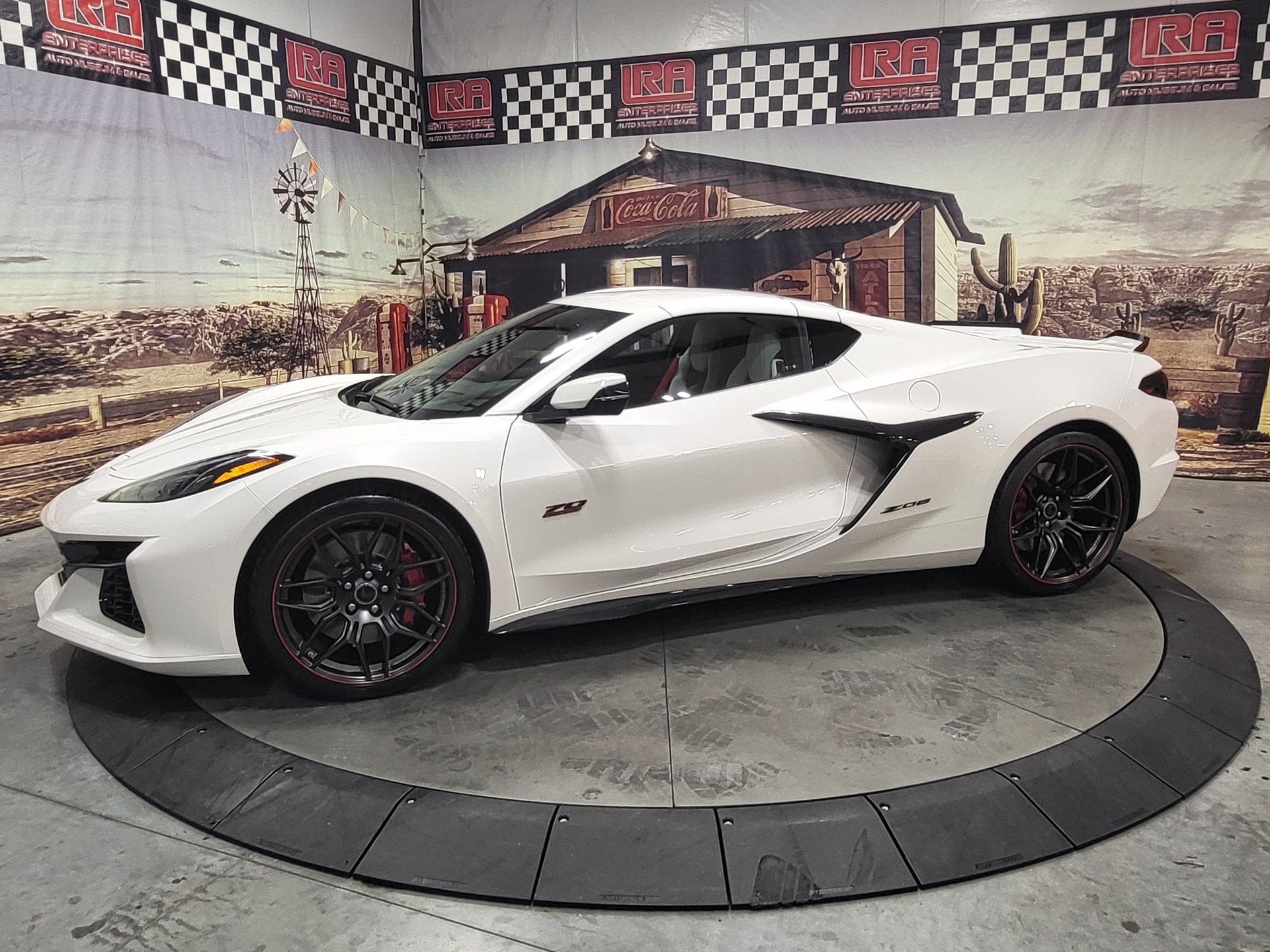 Used 2023 Chevrolet Corvette Z06 RWD image 2