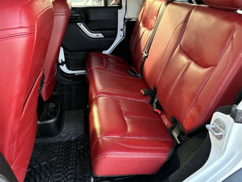 Used 2013 Jeep Wrangler Unlimited Rubicon image 26