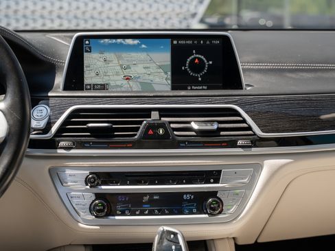Used 2020 BMW 750i xDrive w/ Autobahn Package AWD/4WD image 12