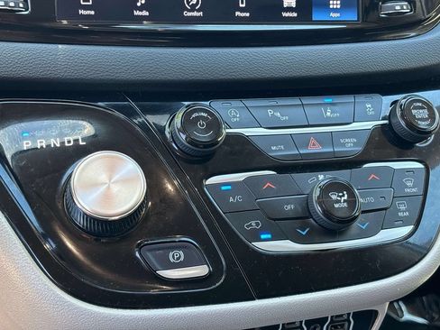 Used 2023 Chrysler Pacifica Touring-L FWD image 29