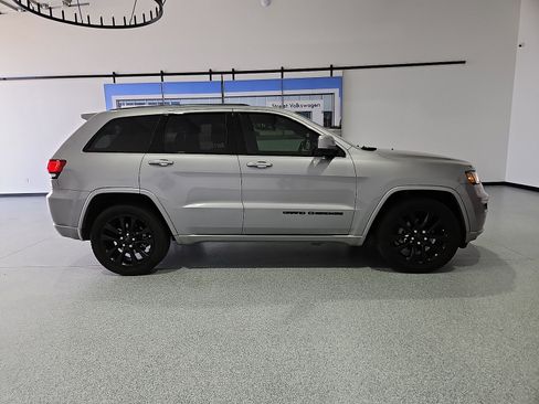 Used 2019 Jeep Grand Cherokee Altitude RWD image 9