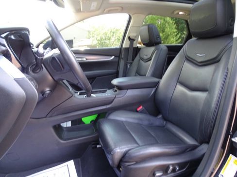 Used 2017 Cadillac XT5 AWD Luxury image 2