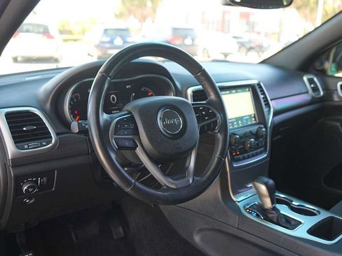Used 2018 Jeep Grand Cherokee Laredo RWD image 2