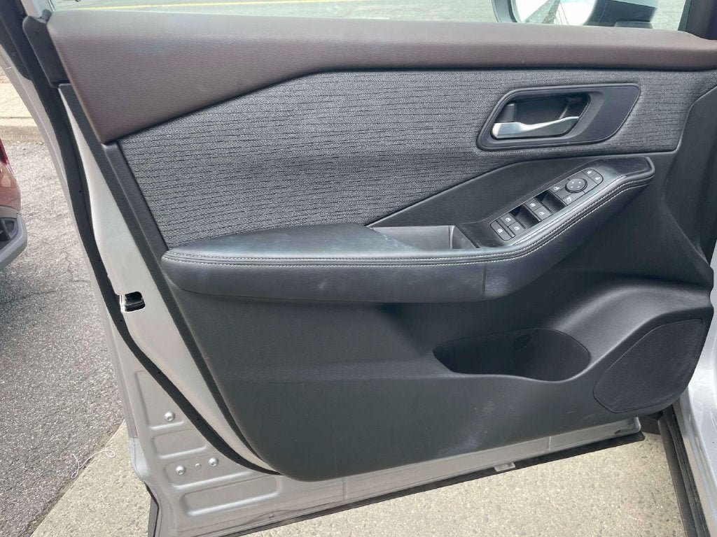Used 2023 Nissan Rogue SV AWD/4WD image 16