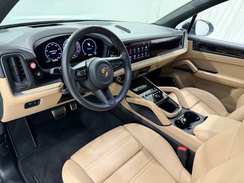 Certified 2025 Porsche Cayenne GTS AWD/4WD image 4