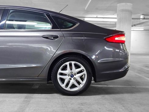 Used 2015 Ford Fusion SE image 16