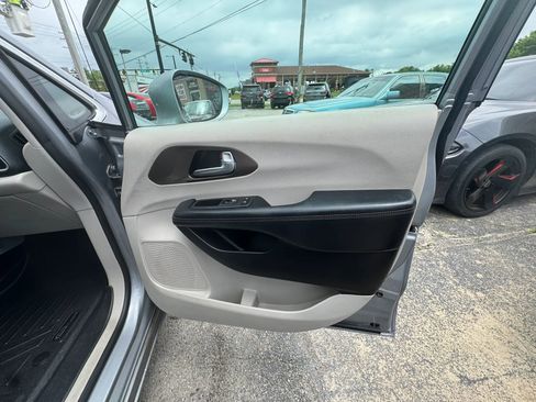 Used 2019 Chrysler Pacifica Touring-L FWD image 26