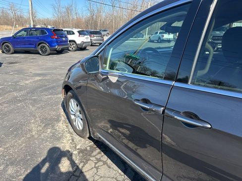 Used 2018 Chrysler Pacifica Touring-L image 11