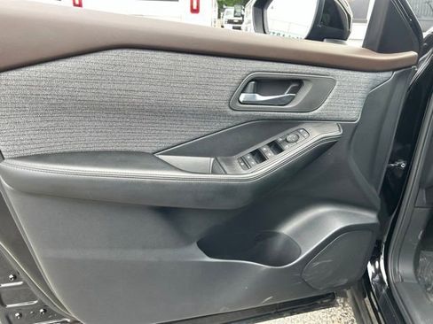 Used 2023 Nissan Rogue SV FWD image 11