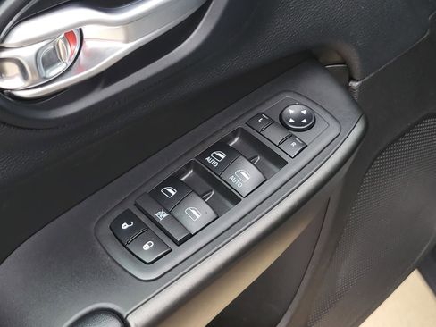 Used 2019 Jeep Cherokee Trailhawk AWD/4WD image 15