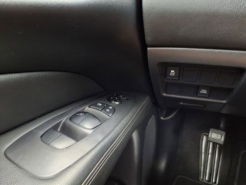 Used 2020 Nissan Pathfinder S image 23