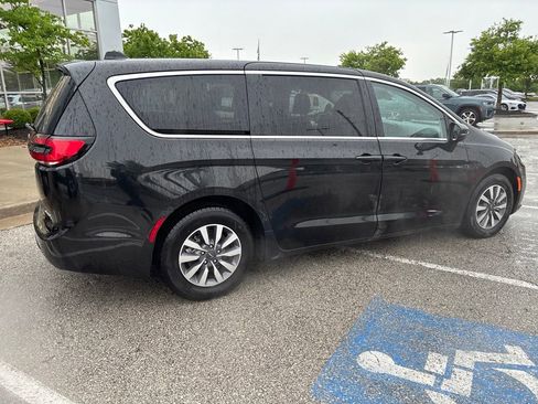 Used 2023 Chrysler Pacifica Touring-L FWD image 26