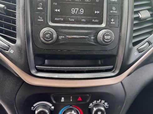 Used 2016 Jeep Cherokee Sport FWD image 16