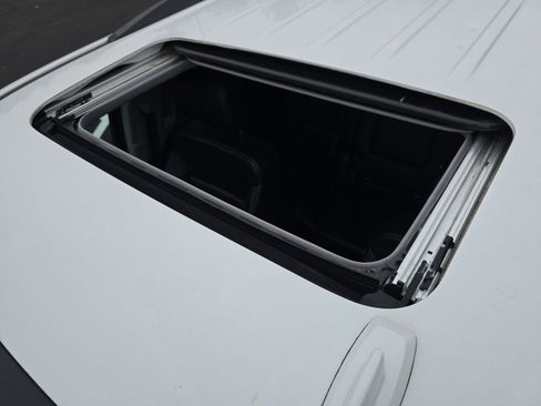 Used 2019 Chevrolet Suburban LT image 3