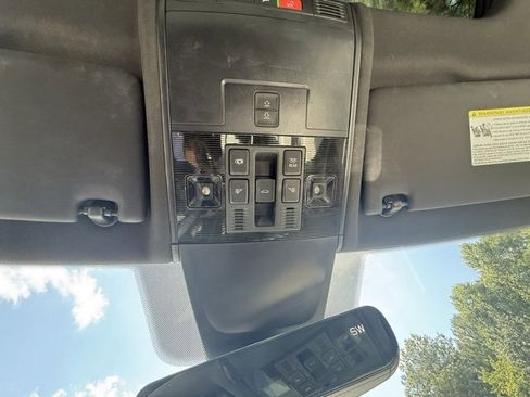 Used 2022 Volkswagen Tiguan SE R-Line image 18