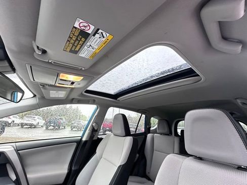 Used 2017 Toyota RAV4 XLE AWD/4WD image 12