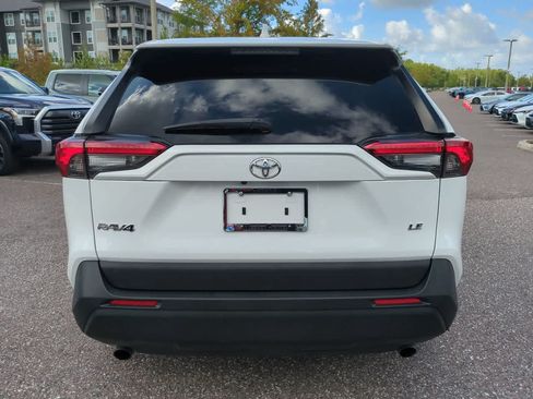 Used 2022 Toyota RAV4 LE FWD image 5