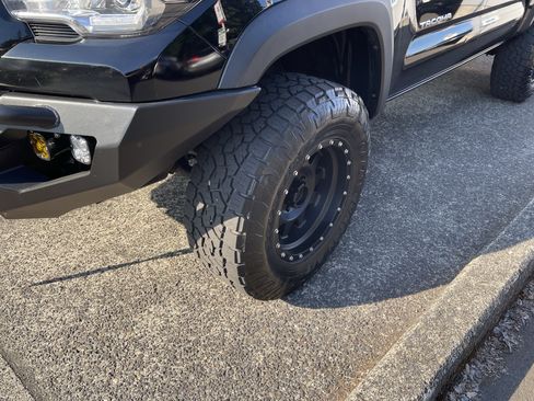 Certified 2017 Toyota Tacoma TRD Off-Road AWD/4WD image 9
