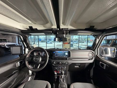 Used 2025 Jeep Wrangler Unlimited Rubicon image 20