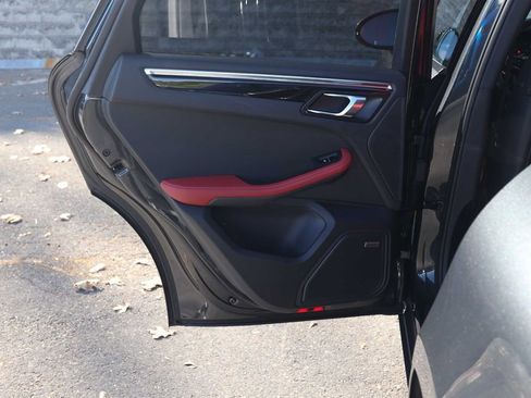 Used 2025 Porsche Macan image 19