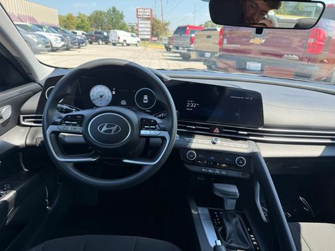 Used 2024 Hyundai Elantra SEL FWD image 12