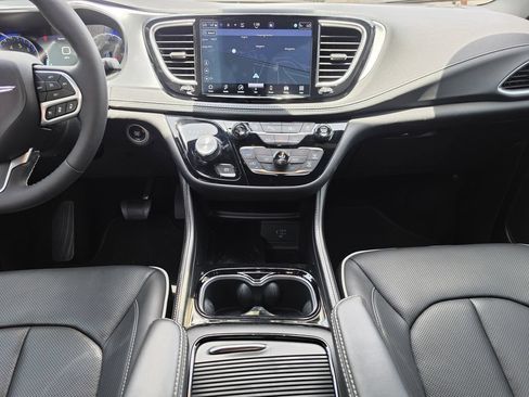 Certified 2026 Chrysler Pacifica Limited FWD image 15
