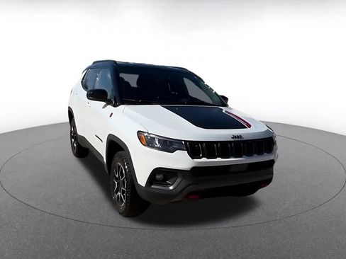 Used 2025 Jeep Compass Trailhawk image 3