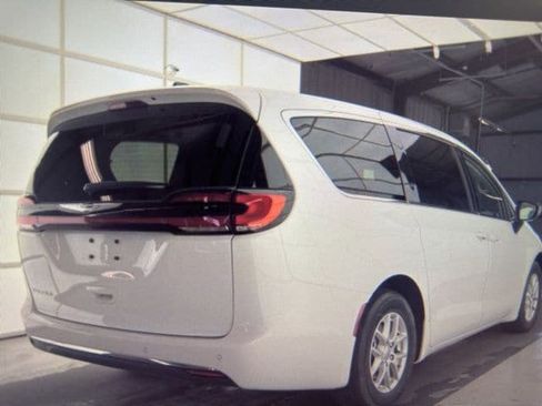 Used 2024 Chrysler Pacifica Touring-L image 7