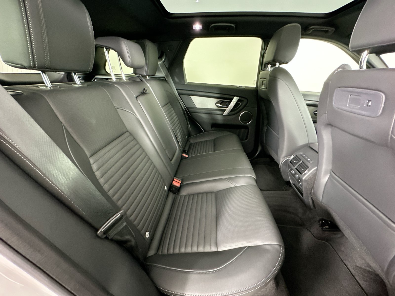 Used 2025 Land Rover Discovery Sport Dynamic SE AWD/4WD image 41
