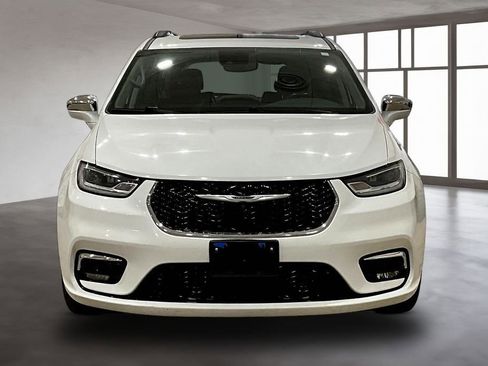 Used 2022 Chrysler Pacifica Limited image 3