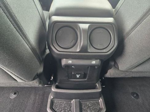 Used 2025 Jeep Wrangler Unlimited Sahara AWD/4WD image 10