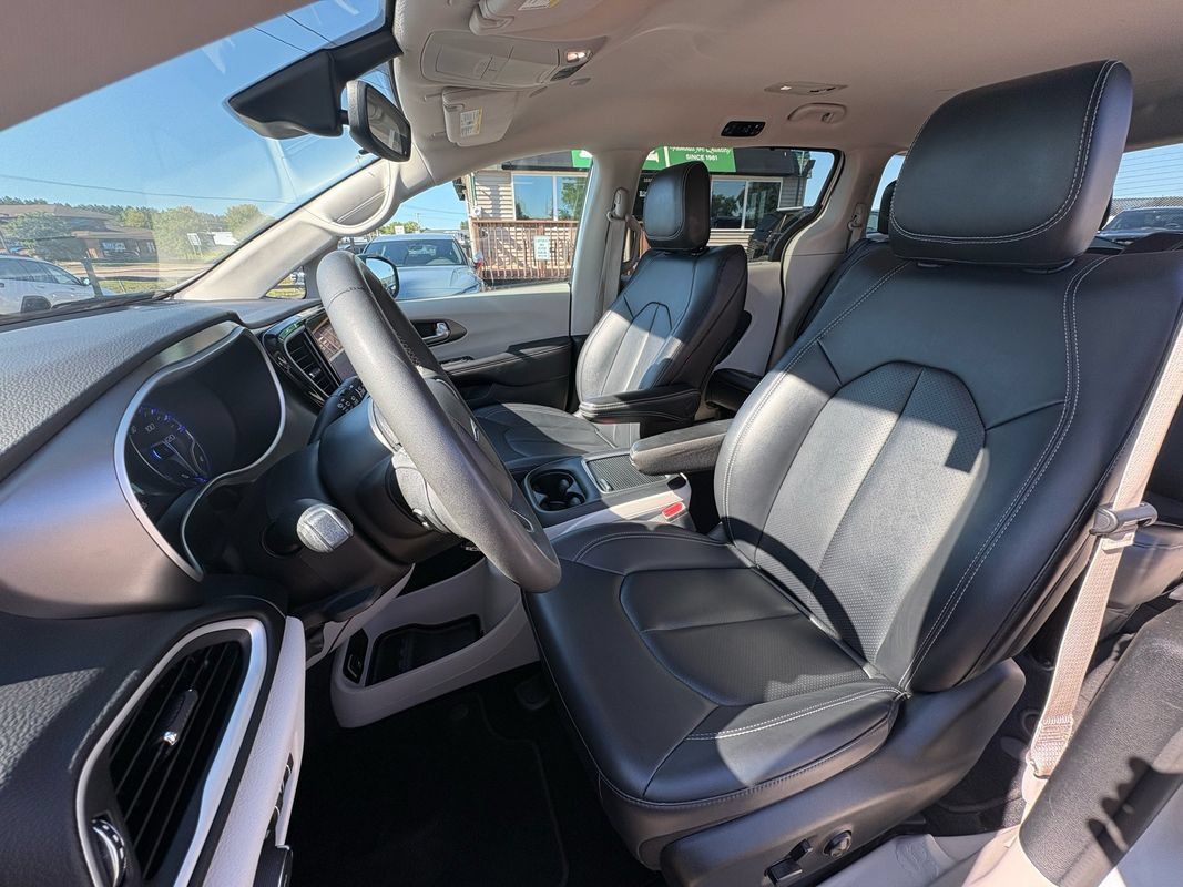 Used 2024 Chrysler Pacifica Touring-L FWD image 26