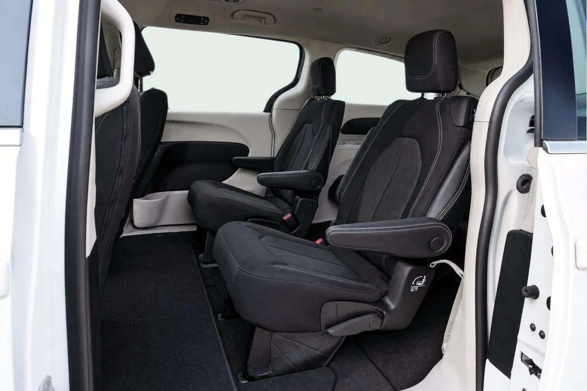 Used 2023 Chrysler Voyager LX FWD image 16