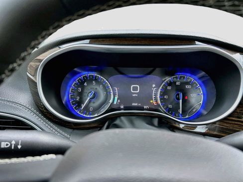 Used 2024 Chrysler Pacifica Limited FWD image 38