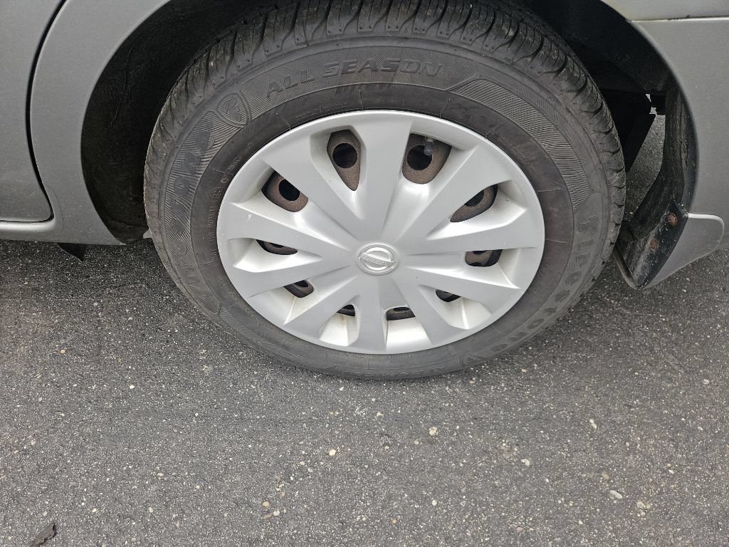 Used 2013 Nissan Versa SV FWD image 20