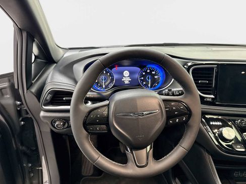 Used 2025 Chrysler Pacifica Limited image 11