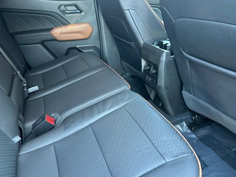 New 2023 GMC Canyon AT4 w/ AT4 Premium Package AWD/4WD image 17