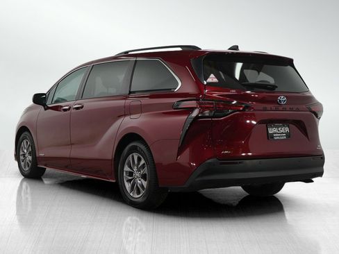 Used 2021 Toyota Sienna XLE image 3