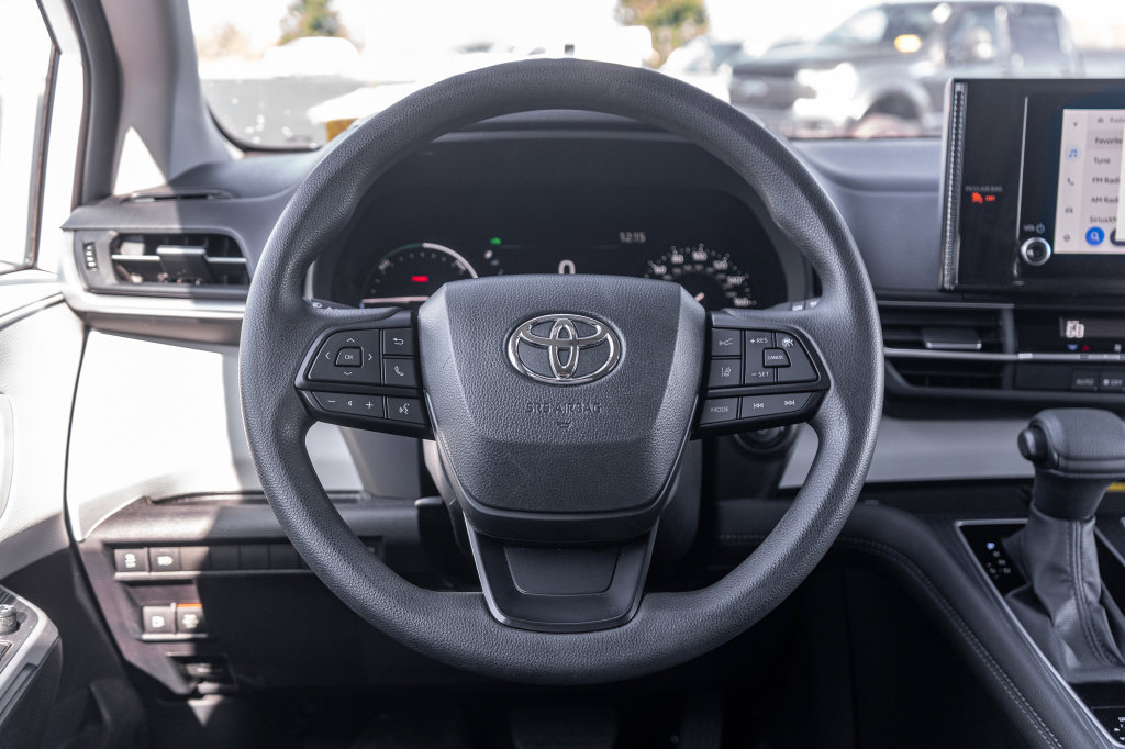 Used 2025 Toyota Sienna LE AWD/4WD image 15