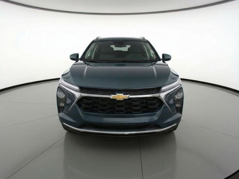 Used 2025 Chevrolet Trax LT FWD image 2