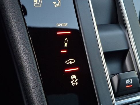 Used 2025 Porsche Macan AWD/4WD image 21