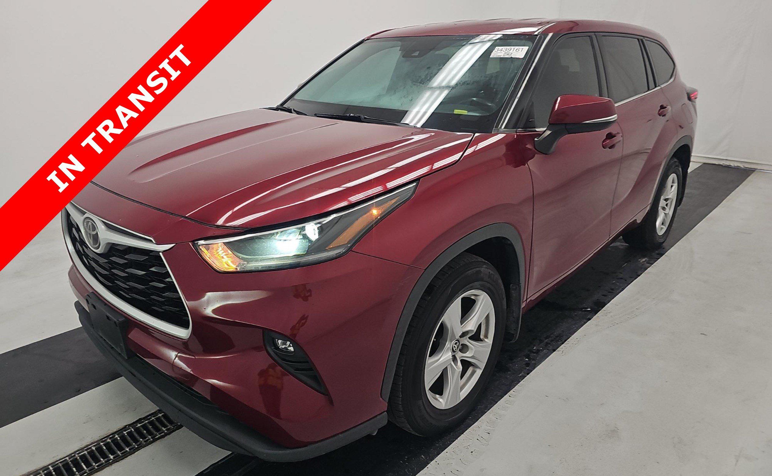 Used 2021 Toyota Highlander LE FWD image 1